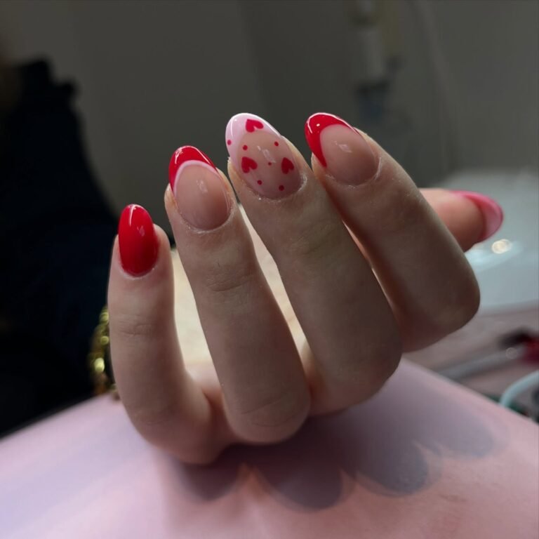 Instagram post from laluxe.nl. This post is in position 5.